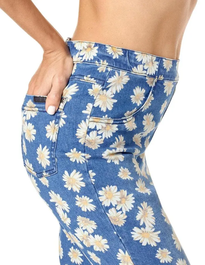 Hue HiRise Daisy Denim Capri Legging Medium Wash Women Denim