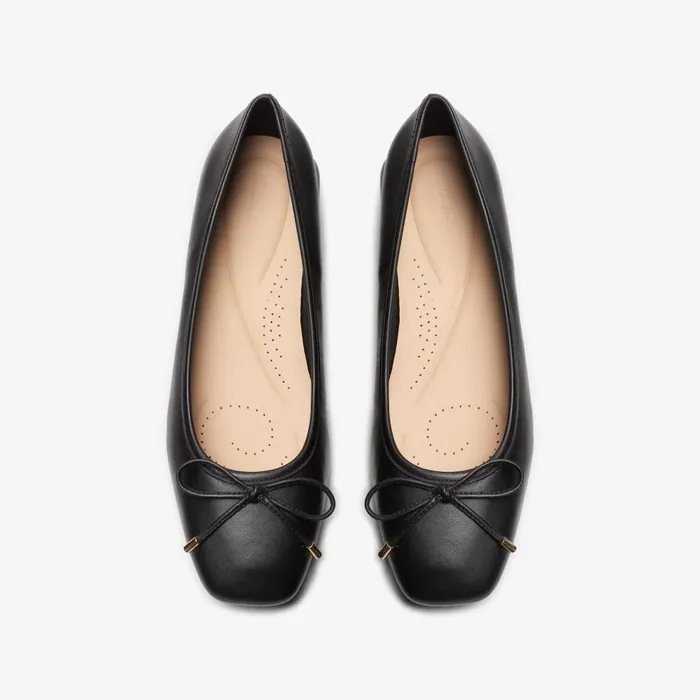 Ubree 15 Step Black Leather Women Clarks Flats
